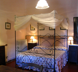 Mansardina studio vacation apartment in a Tuscan villa :: Siena villa rentals Catignano